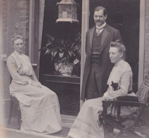 Dr Ferdinand Platt, with his wife May (left) and her sister Lily (right), at home in London, 18 Hall Road NW8.
© Julian Platt and the Platt family.
Reproduced: Wilkinson, Toby and Julian Platt 2017. *Aristocrats and archaeologists: an Edwardian journey on the Nile*. Cairo; New York: The American University in Cairo Press.